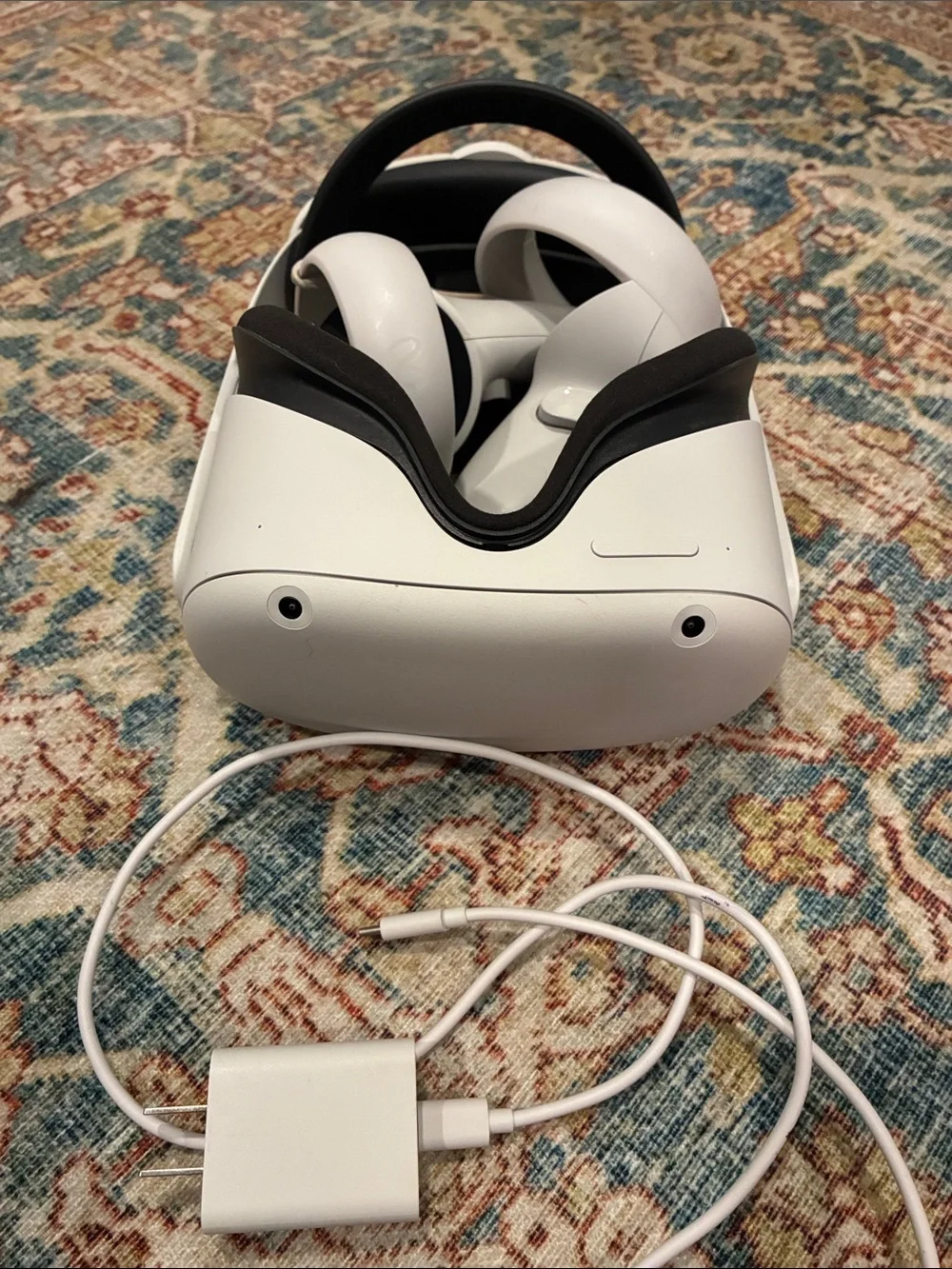 Oculus White Standalone VR Headset with White Controllers and Cable